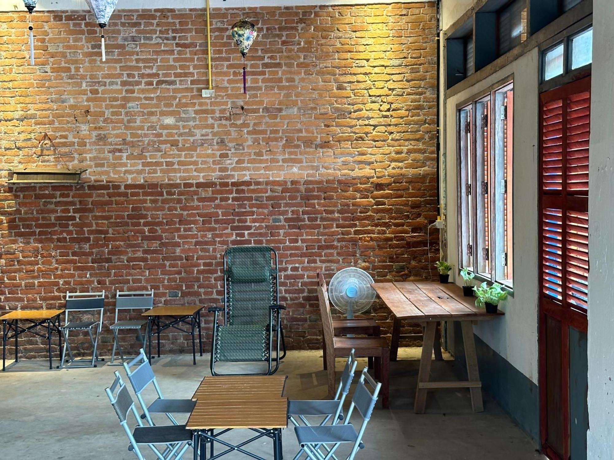 Via Thakhek Hostel & Cafe Exterior foto
